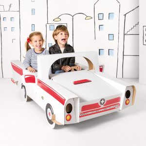 Kartonnen cabrio met kinderen erin