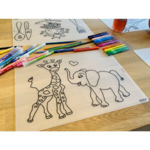 Voorbeeld herkleurbare placemat giraffe en olifant op tafel
