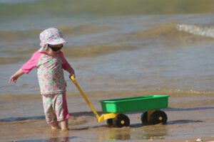 foto van kind op het strand voor blog Duurzaam op reis met kinderen