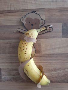 Aap met banaan voor jungle kinderfeestje
