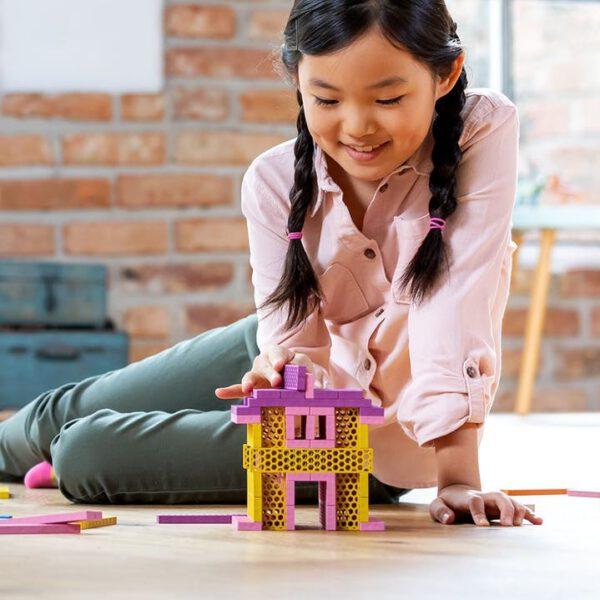 meisje speelt met Bioblo- colour combo sweet home - 40 bouwstenen
