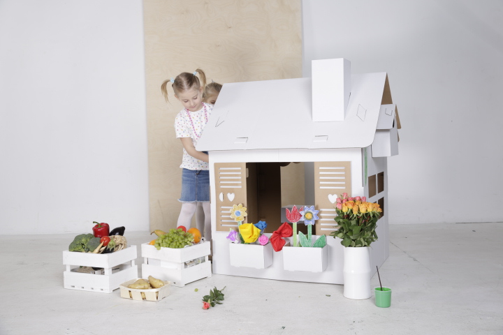 kartonnen speelgoed villa met kinderen en bloemen
