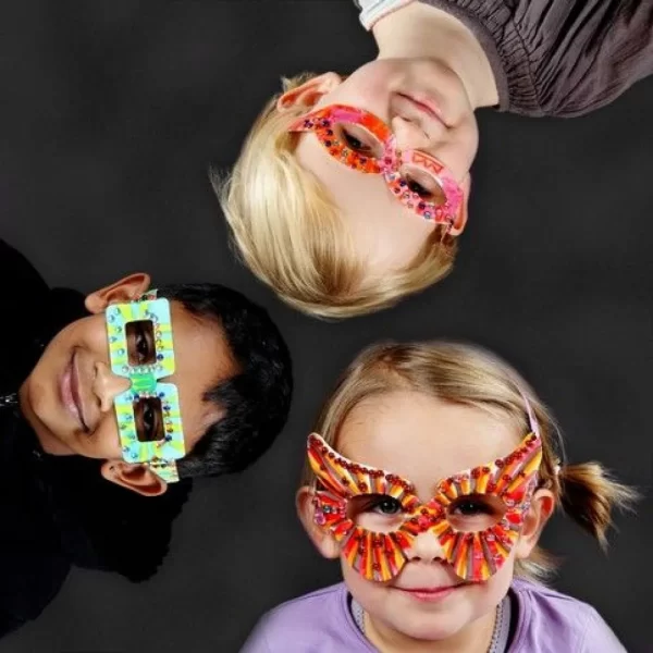 Kinderen met Superhelden brillen van karton