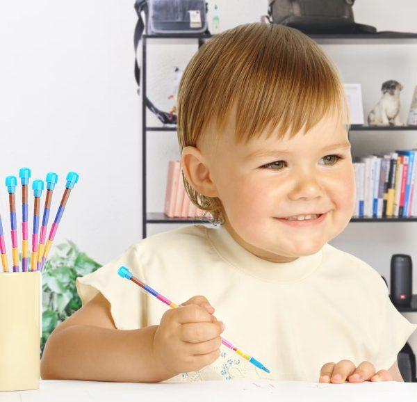 Kind kleurt met stapelbaar potlood