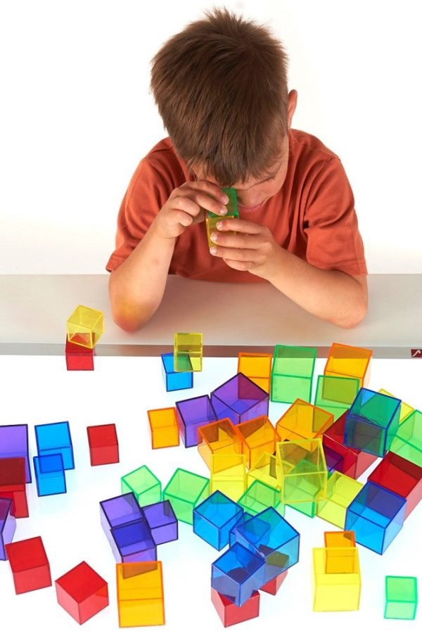 Kind met Doorzichtig gekleurde blokjes van TickiT