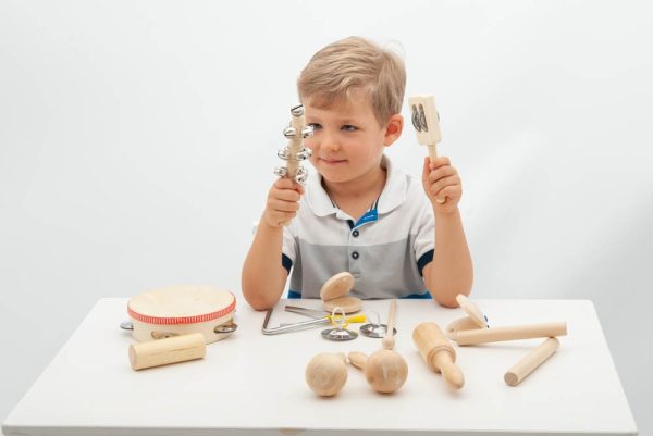Kind speelt met Muziekinstrumenten set