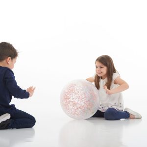 Kinderen spelen met Sensorische speelbal