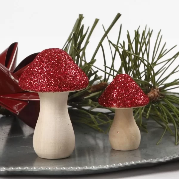 houten paddenstoelen versierd