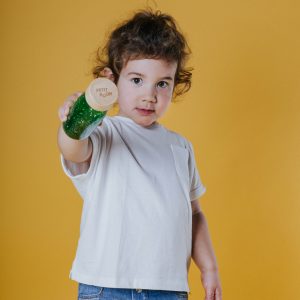 Kind met Petit Boum Sensorische fles groen