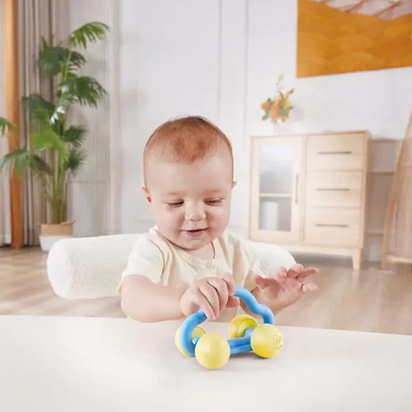 Baby met Hape rammel & rol speelgoedauto