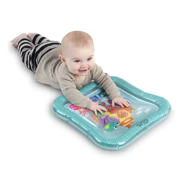 Baby met Sensorische water speelmat