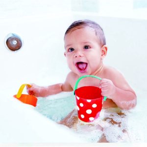 Kind in bad met Hape vrolijke bad emmertjes set