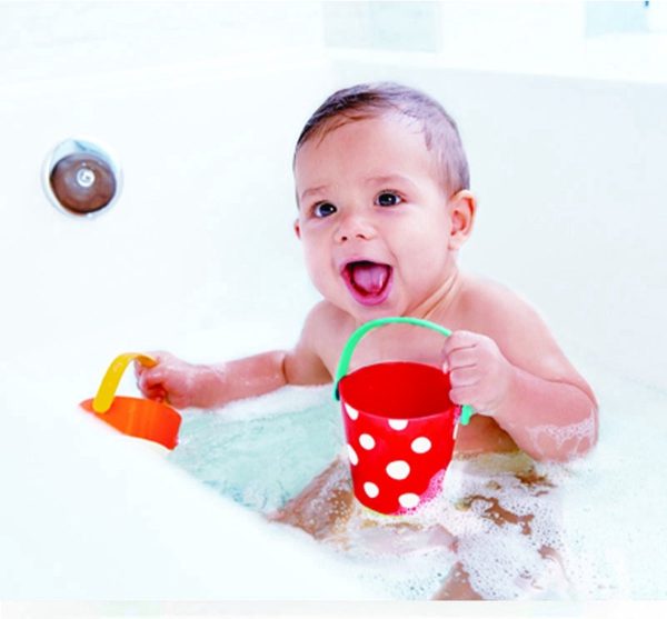 Kind in bad met Hape vrolijke bad emmertjes set