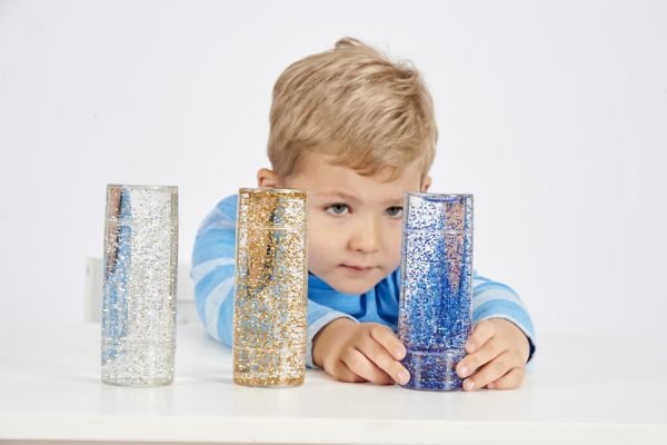 Kind met Sensorische glitter cilinders van TickiT