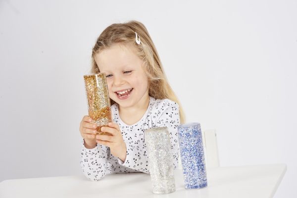 Kind speelt met Sensorische glitter cilinders van TickiT