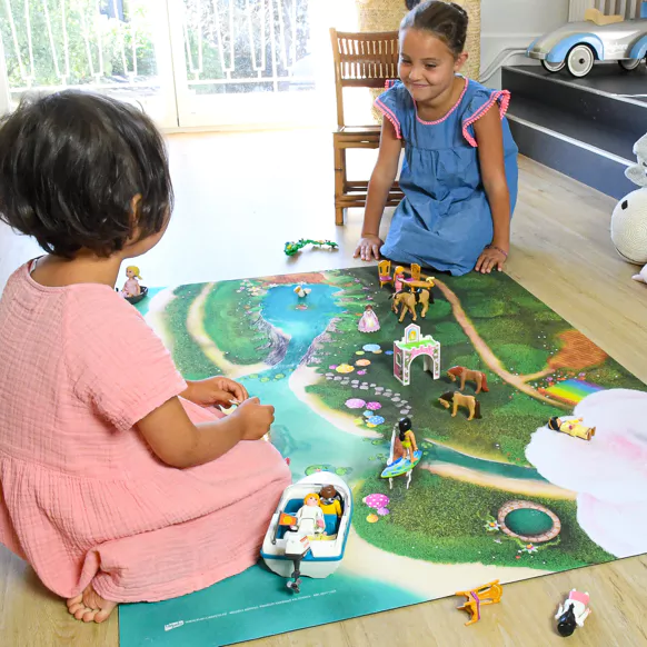 Kinderen spelen op Speelkleed 'Fairy Lagoon' van Carpeto