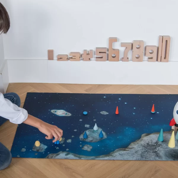Kind speelt op Speelkleed Space Odyssey van Carpeto