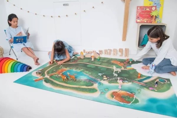 Kinderen spelen op Speelkleed Fairy Lagoon van Carpeto