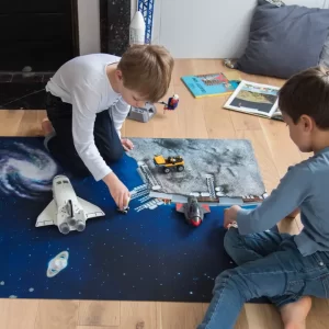 Kinderen spelen op Speelkleed Space Odyssey van Carpeto