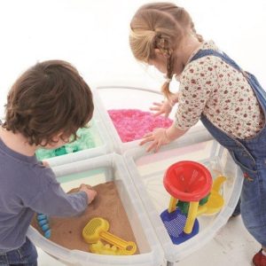 Kinderen met TickiT Grote sensorische speelbak op poten - transparant