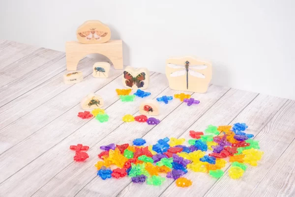 Doorzichtige kleuren insecten met ander speelgoed
