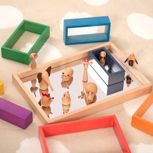 Houten speelbak met spiegel van TickiT en ander speelgoed