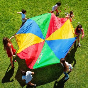 Kinderen met Parachute Speeltent met 8 Handvatten
