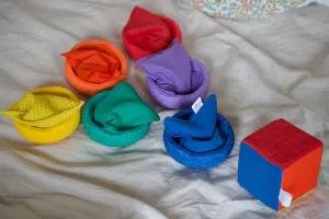 Pit & Play Regenboog Dobbelsteen met Stapelstein en pittenzakjes