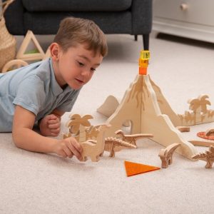 Kind speelt met TickiT houten landschapdelen