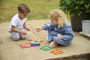 Kinderen met TickiT Houten Vormenpuzzel