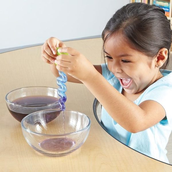 Meisje met Learning Resources zand en water gereedschap set