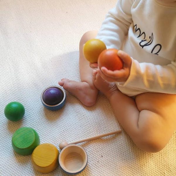 Kind met Grapat Regenboog Bakjes en Ballen