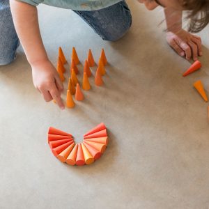 Kind speelt met Grapat Mandala Oranje Kegels