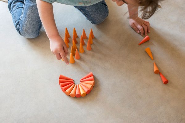 Kind speelt met Grapat Mandala Oranje Kegels