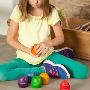 Meisje met Grapat Regenboog Bakjes en Ballen