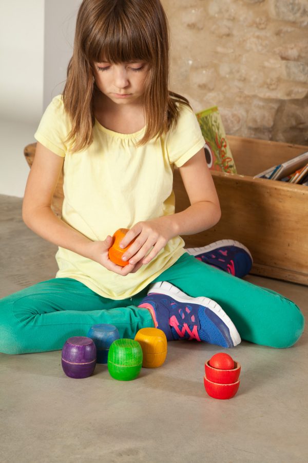 Meisje met Grapat Regenboog Bakjes en Ballen