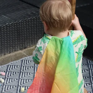 Kind met Laura's Play Cotton - Speeldoek pastel regenboog