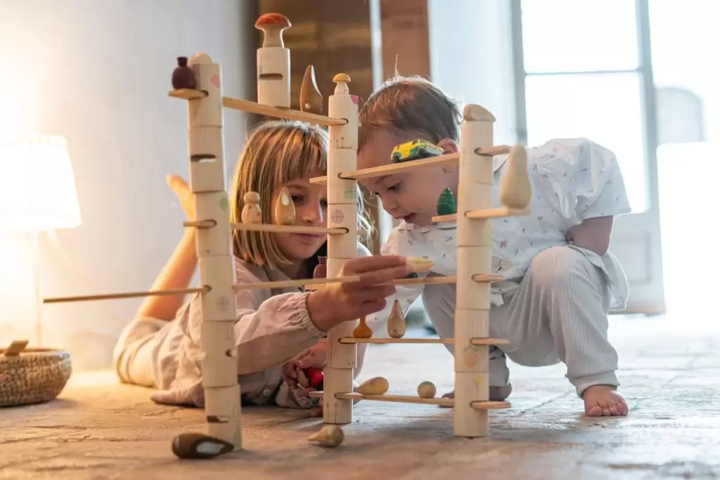 Kinderen spelen met Grapat Woodland