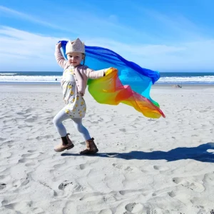 Laura's Play Cotton - Speeldoek regenboog 90 x 90 cm op het strand