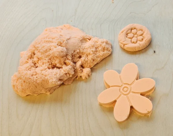 Oranje kinetisch zand van SensoryFun