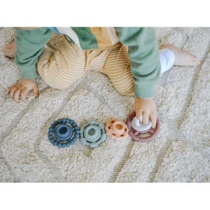 Kind met Jellystone Designs - Stapelaar bijtspeelgoed - aarde