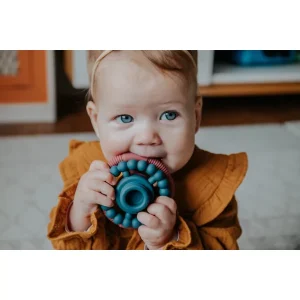 Kind met Jellystone Designs - Stapelaar bijtspeelgoed - aarde