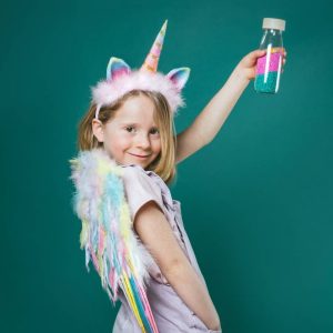Kind met Petit Boum sensorische fles Eenhoorn
