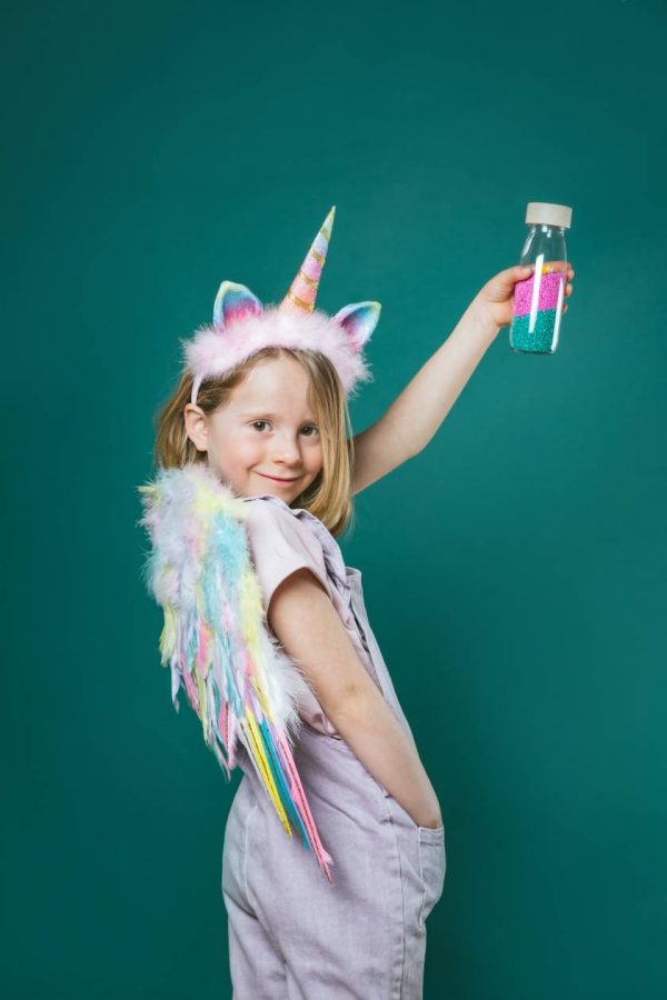 Kind met Petit Boum sensorische fles Eenhoorn