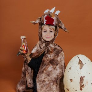 Kind met Petit Boum sensorische fles T-Rex