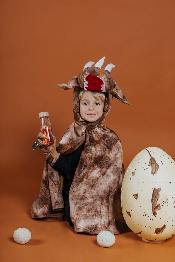 Kind met Petit Boum sensorische fles T-Rex