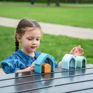 Kind met Tickit Silisoft stapelbare huizen