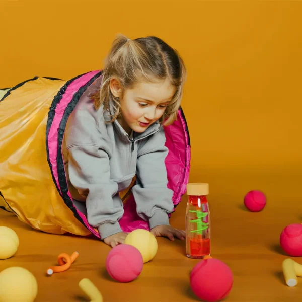 Meisje met Petit Boum Sensorische fles Spiraal Roze