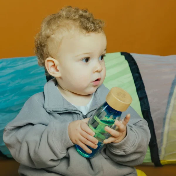 Kind met Petit Boum Sensorische fles Spiraal Blauw