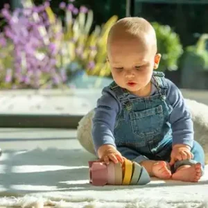 Baby met Tickit Silisoft Stapelbare Raket (Aarde Kleuren)